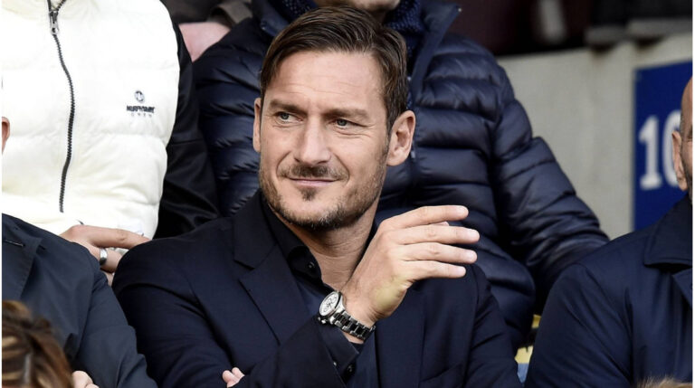 Francesco Totti im Anzug winkt den Fans im Stadio Olimpico zu