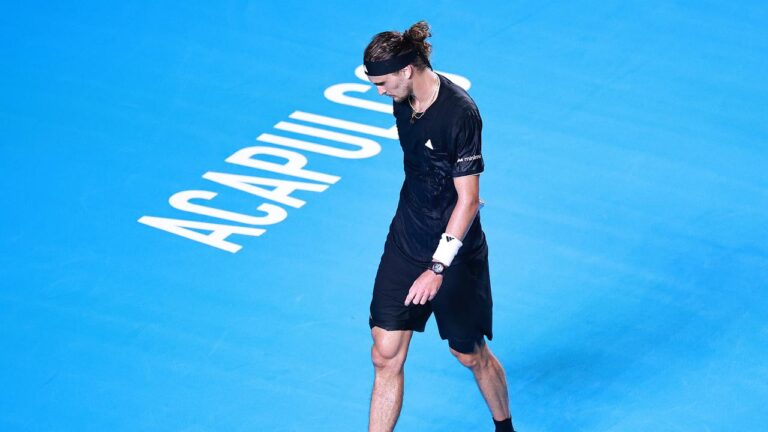 Alexander Zverev wirkt enttäuscht während einer Spielpause auf dem Hartplatz in Acapulco