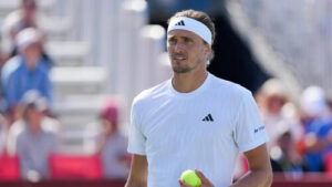 Alexander Zverev und Marcelo Melo klatschen sich auf dem Tennisplatz in Acapulco ab