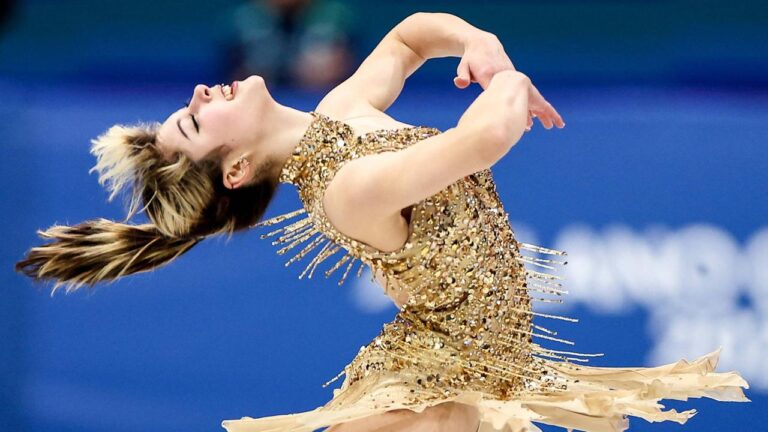 Alysa Liu jubelt nach ihrer Gold-Kür auf dem Eis der Milano Ice Skating Arena
