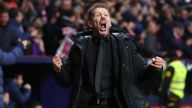 Diego Simeone steht nachdenklich an der Seitenlinie während eines Spiels von Atletico Madrid