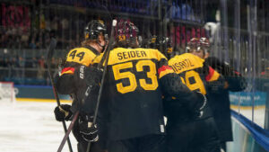 Tim Stützle und Leon Draisaitl bejubeln den deutschen Sieg gegen Dänemark auf dem Eis