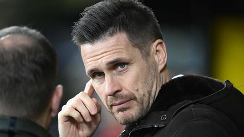 Nico Schlotterbeck im Trikot von Borussia Dortmund gestikulierend auf dem Platz