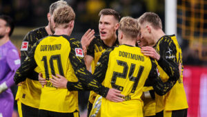 Spieler von Borussia Dortmund im Zweikampf mit Mainz 05 Profis im Signal Iduna Park
