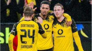 Felix Nmecha im Trikot von Borussia Dortmund beim Führen des Balles