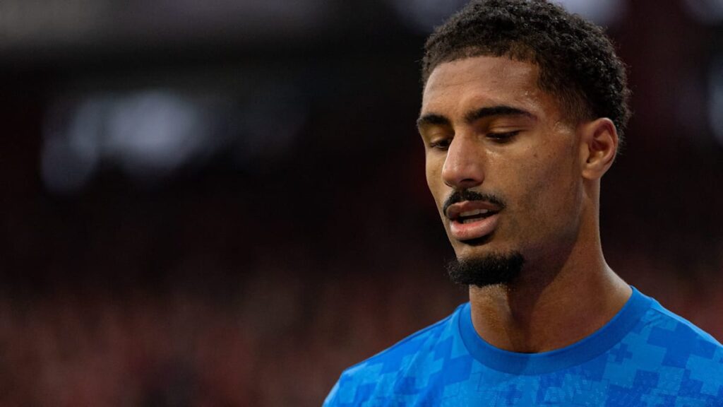 Loic Badé von Bayer Leverkusen in einer Spielszene im Zweikampf um den Ball