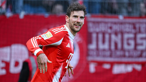 Leon Goretzka im Trikot des FC Bayern München gestikulierend auf dem Spielfeld
