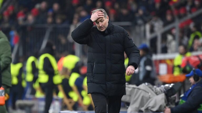 Trainer Kasper Hjulmand gestikulierend an der Seitenlinie bei einem Spiel von Bayer Leverkusen