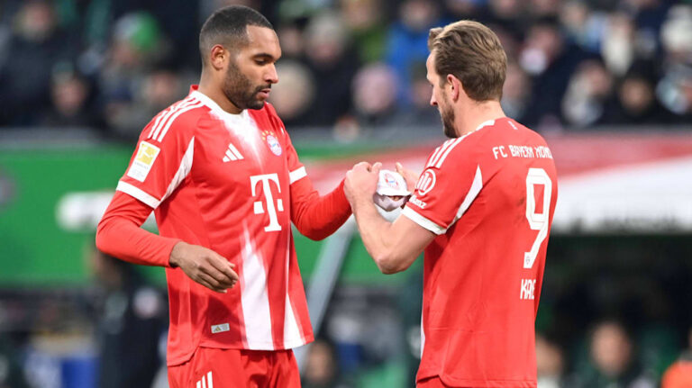 Jonathan Tah im Trikot des FC Bayern München gibt Anweisungen auf dem Spielfeld