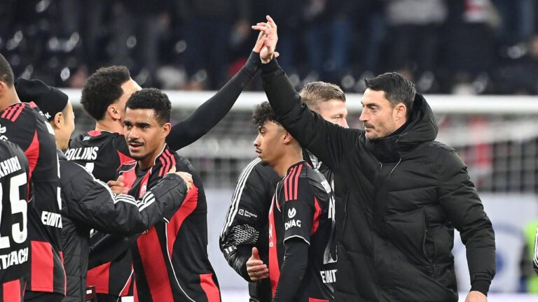 Eintracht Frankfurt Spieler feiern ein Tor gegen Gladbach während Trainer Riera an der Seite Anweisungen gibt