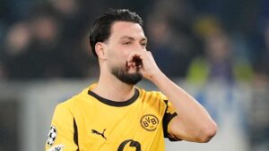 Ramy Bensebaini von Borussia Dortmund blickt enttäuscht zu Boden