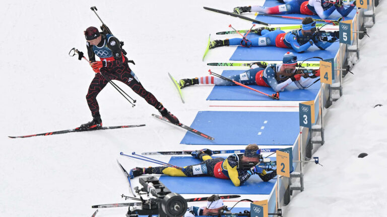 Enttäuschte deutsche Biathleten im Zielbereich nach dem vierten Platz beim olympischen Staffelrennen in Antholz