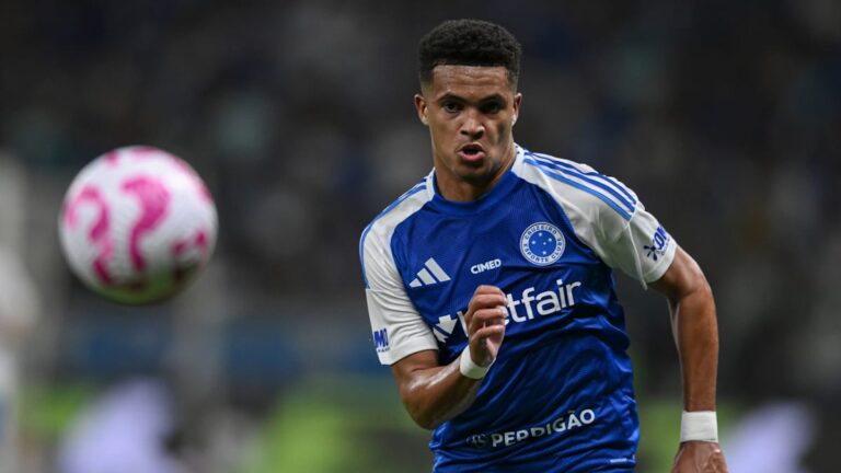 Kaua Prates im Trikot von Cruzeiro am Ball