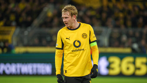 Waldemar Anton von Borussia Dortmund gibt Anweisungen an seine Mitspieler während eines Spiels