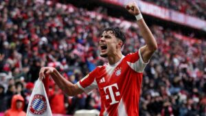 Zweikampf zwischen einem Spieler des FC Bayern München und Eintracht Frankfurt während des Bundesligaspiels