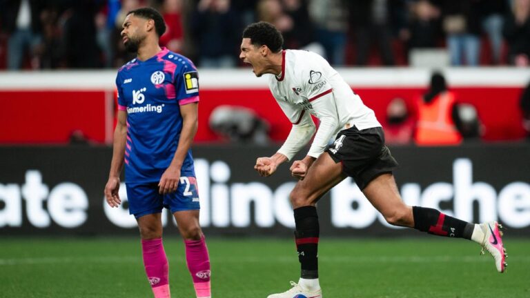 Jarell Quansah von Bayer Leverkusen im Zweikampf während des Bundesliga-Spiels gegen Mainz 05