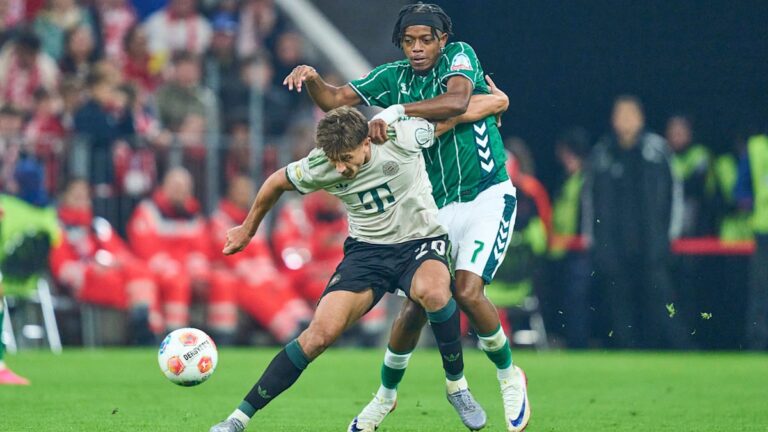 Spieler des FC Bayern München im Zweikampf während eines Bundesliga-Spiels