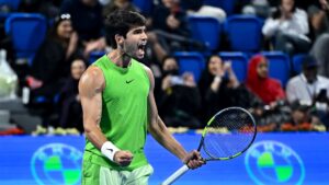 Carlos Alcaraz fokussiert beim Vorhand-Schlag im Match gegen Andrey Rublev