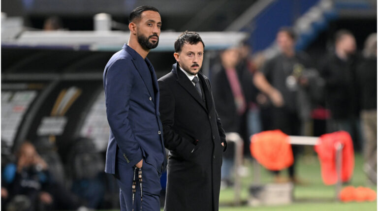 Medhi Benatia als Sportdirektor von Olympique Marseille am Spielfeldrand