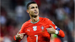 Cristiano Ronaldo im Trikot von Al-Nassr, daneben das Wappen von UD Almería