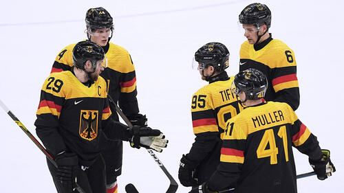 Leon Draisaitl und Tim Stützle auf dem Eis im Gespräch während einer Spielunterbrechung
