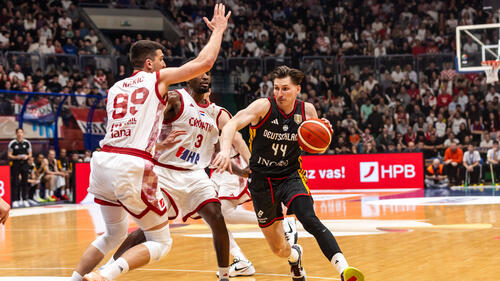 David Krämer vom DBB-Team im intensiven Zweikampf während des Spiels gegen Kroatien