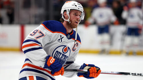 Connor McDavid und Leon Draisaitl im Trikot der Edmonton Oilers auf dem Eis