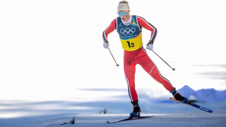 Einar Hedegart jubelt mit der Goldmedaille bei der Siegerehrung der Langlauf-Staffel