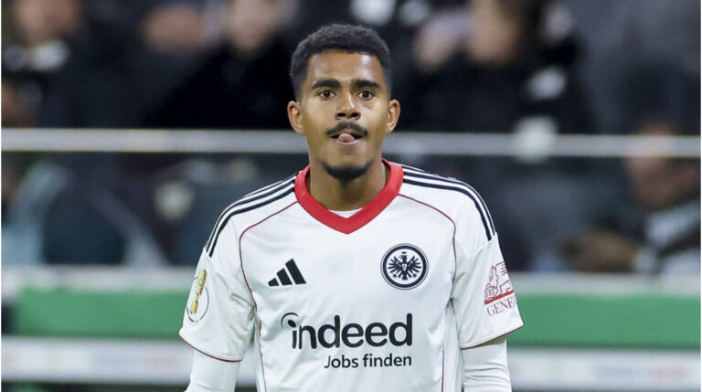 Ansgar Knauff im Trikot von Eintracht Frankfurt während einer Spielszene