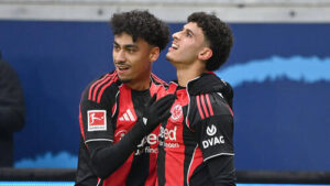 Nathaniel Brown von Eintracht Frankfurt im Trikot der deutschen Nationalmannschaft am Ball