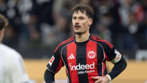 Eintracht Frankfurts Abwehrchef Robin Koch gestikuliert während eines Spiels auf dem Platz