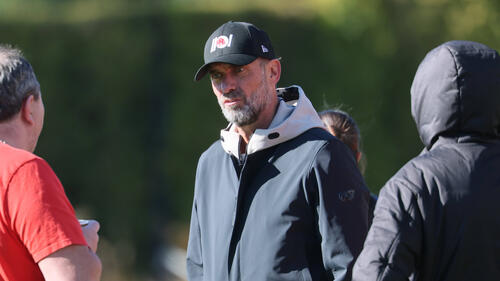 Jürgen Klopp lachend an der Seitenlinie während seiner Zeit als Trainer des FC Liverpool