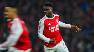 Bukayo Saka im Trikot des FC Arsenal applaudiert den Fans