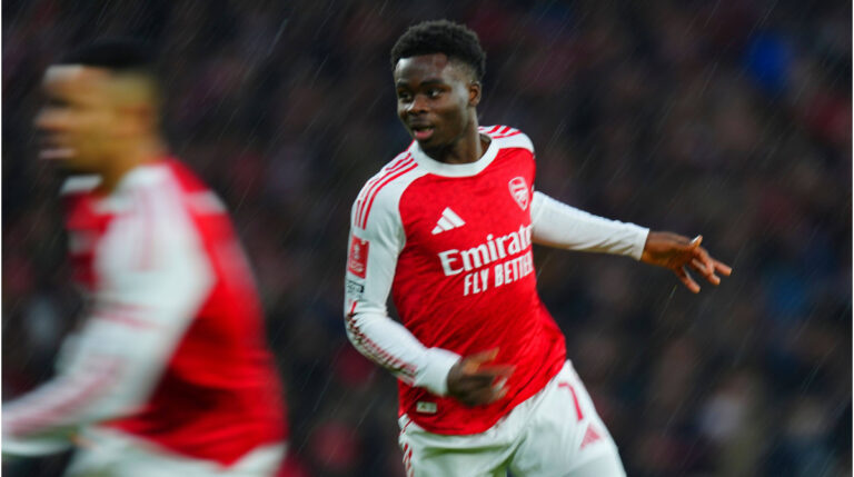 Bukayo Saka im Trikot des FC Arsenal applaudiert den Fans
