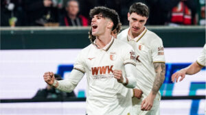 Rodrigo Ribeiro vom FC Augsburg jubelt nach seinem Hackentor gegen den 1. FC Köln