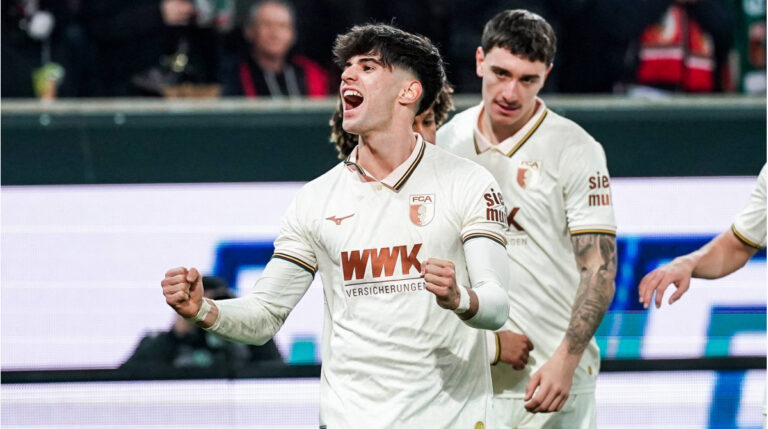 Rodrigo Ribeiro vom FC Augsburg jubelt nach seinem Hackentor gegen den 1. FC Köln