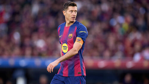 Robert Lewandowski im Trikot des FC Barcelona fokussiert auf dem Spielfeld