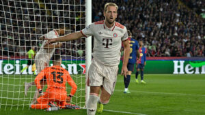 Harry Kane im Trikot des FC Bayern München fokussiert auf dem Spielfeld