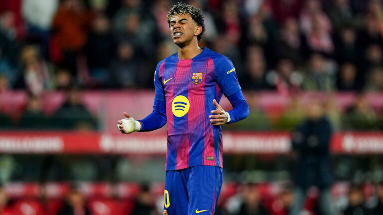 Spieler des FC Barcelona reagieren enttäuscht nach der Niederlage gegen Girona