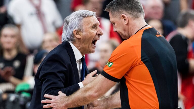 Svetislav Pesic steht fokussiert an der Seitenlinie und gibt Anweisungen an die Spieler des FC Bayern Basketball