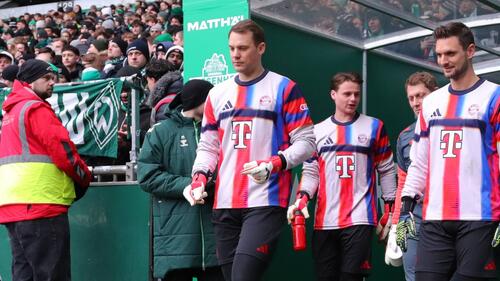 Manuel Neuer im Torwarttrikot des FC Bayern München gestikulierend auf dem Platz