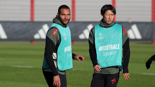 Hiroki Ito im Trikot des FC Bayern München konzentriert während einer Spielszene auf dem Platz.