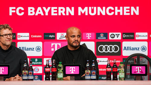 Vincent Kompany während der Pressekonferenz des FC Bayern München am Mikrofon