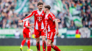 Lothar Matthäus analysiert am Spielfeldrand die Situation in der Bundesliga