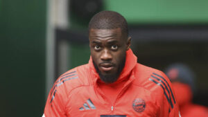 Dayot Upamecano im Trikot des FC Bayern München gestikuliert auf dem Spielfeld