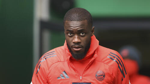 Dayot Upamecano im Trikot des FC Bayern München gestikuliert auf dem Spielfeld