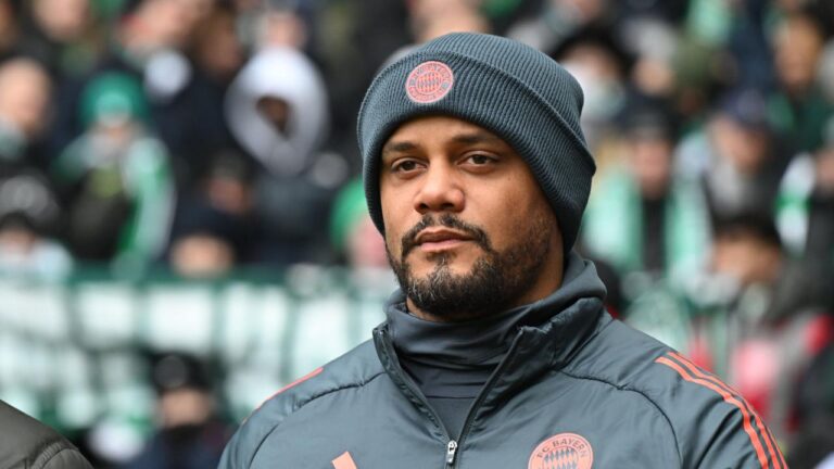 Vincent Kompany gestikuliert während einer Pressekonferenz des FC Bayern München am Mikrofon