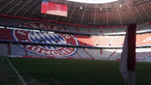 Uli Hoeneß auf der Tribüne in der Allianz Arena beim Beobachten eines Spiels