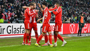 Harry Kane und Leon Goretzka jubeln gemeinsam nach einem Tor für den FC Bayern München