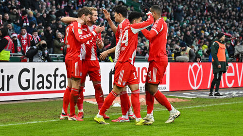 Harry Kane und Leon Goretzka jubeln gemeinsam nach einem Tor für den FC Bayern München